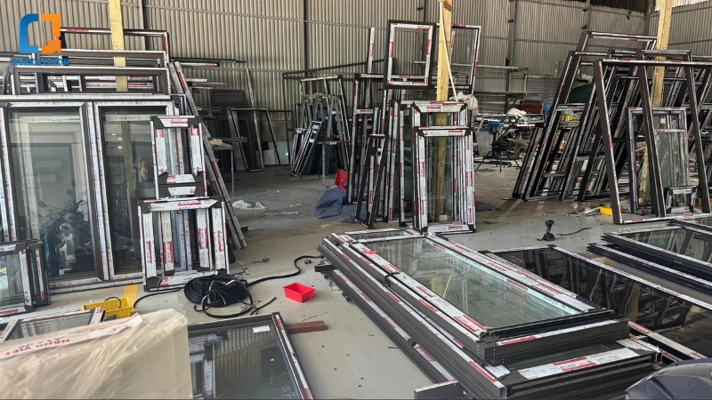Quy trình sản xuất cửa nhôm tiêu chuẩn kỹ thuật cao tại xưởng Queendoor