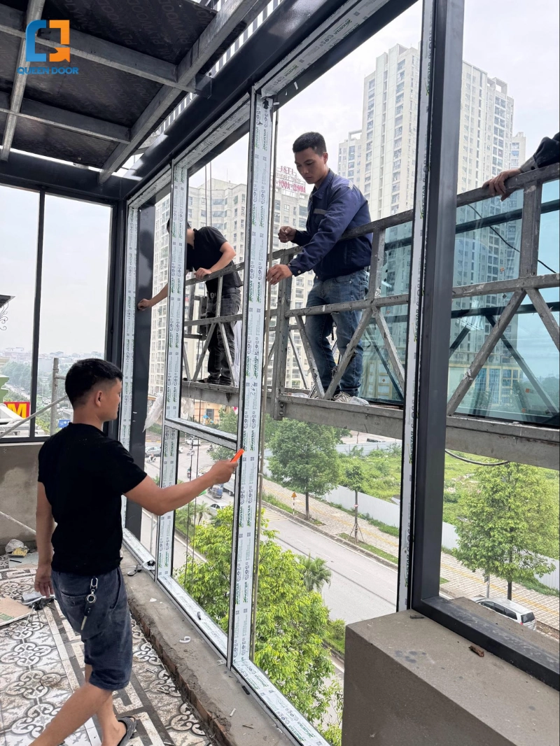 Queen Door – Đơn vị cung cấp giải pháp hệ kính Semi Unitized chuyên nghiệp