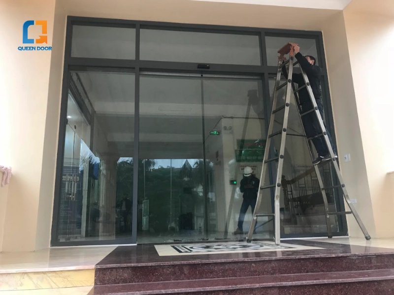 Những hiểu lầm phổ biến khiến bạn chọn sai cấu hình cửa 4 cánh nhôm kính