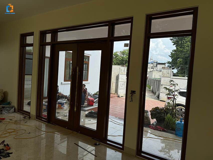 Chọn cửa đi mở quay hay cửa đi mở trượt cho nhà phố