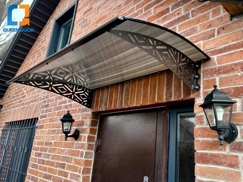 Mái sắt nghệ thuật kết hợp tấm lợp Polycarbonate