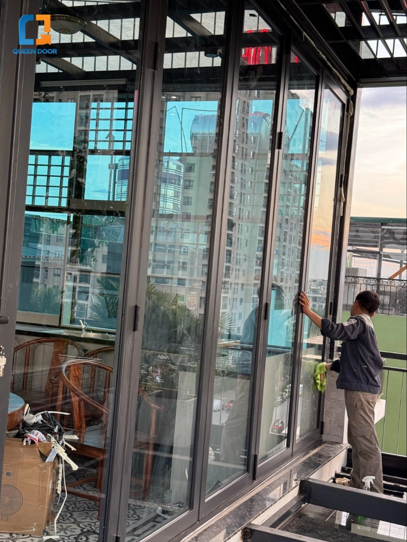 Queen Door – Đơn vị cung cấp cửa đi xếp trượt Queen Door XT-17 uy tín