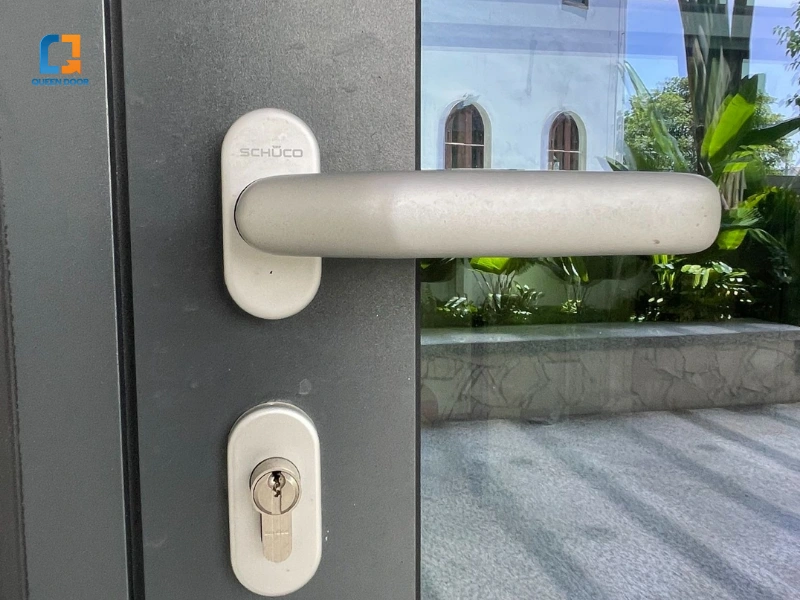 cách mở khóa cửa nhôm xingfa bị kẹt