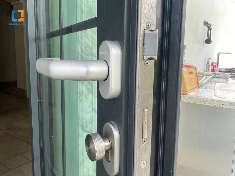 cách mở khóa cửa nhôm xingfa bị kẹt
