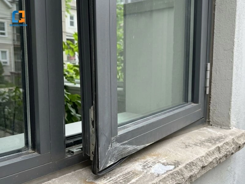 Đối với cửa mở: Lỗi xệ cánh và hở khe Đối với cửa mở: Lỗi xệ cánh và hở khe