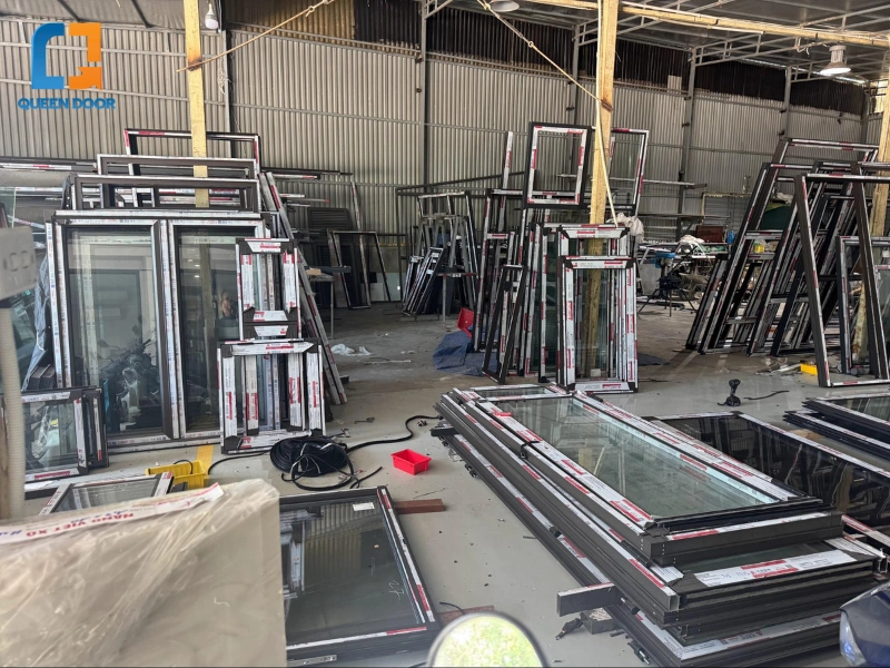 Queen Door – Đơn vị cung cấp cửa đi nhôm kính mở quay uy tín