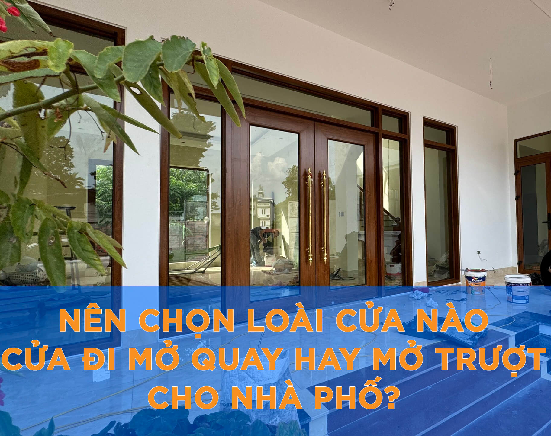 Nên chọn cửa đi mở quay hay cửa đi mở trượt cho nhà phố
