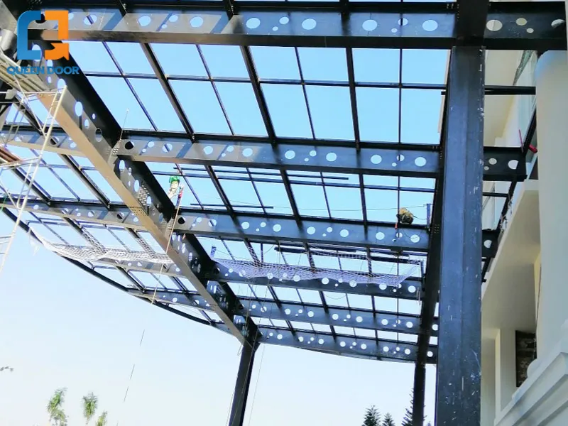 Tại sao nên chọn giải pháp mái sảnh Canopy tại Queen Door?