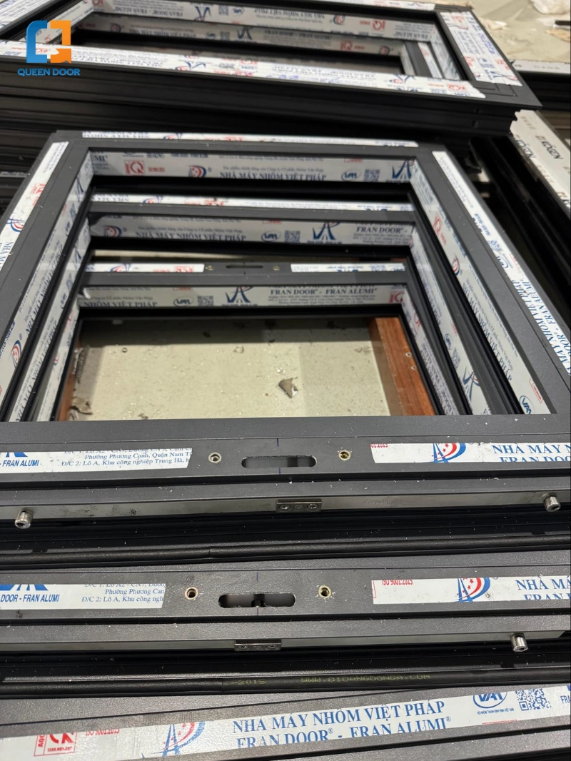 Cấu tạo kỹ thuật và vật liệu tiêu chuẩn của Queendoor