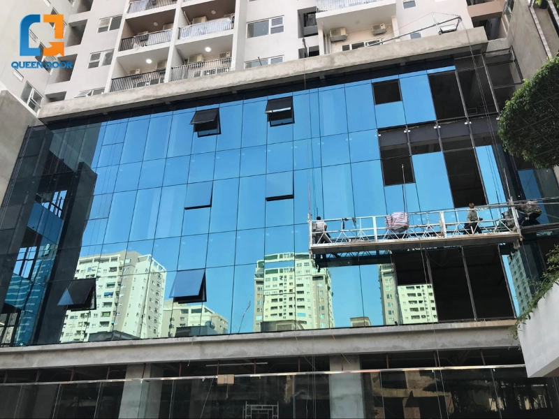 Queen Door – Đơn vị cung cấp vách nhôm kính lớn hệ Semi-Unitized Queen Door SU-11 uy tín