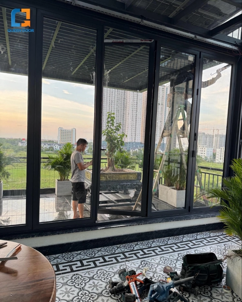 Mẫu cửa xếp trượt phòng khách ra sân vườn 