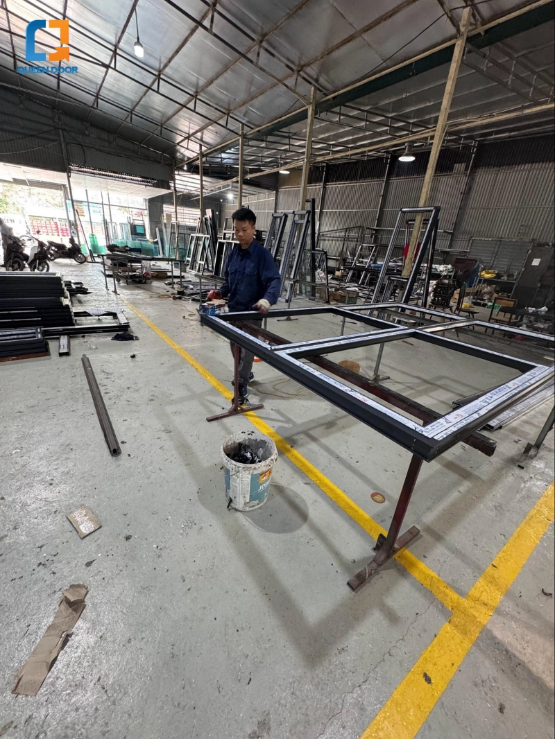 Quy trình tư vấn và lắp đặt cửa sổ mở bật chuyên nghiệp tại Queendoor
