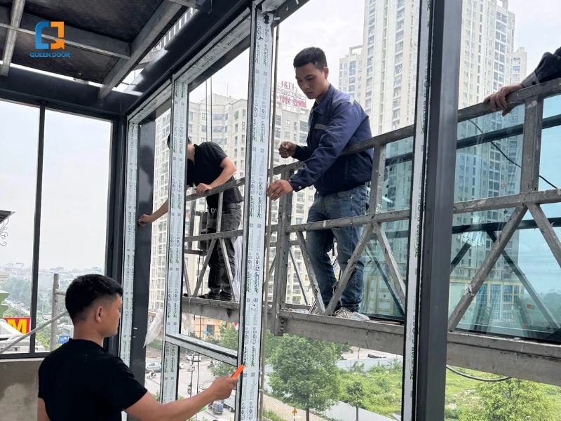 cửa kính ban công chung cư
