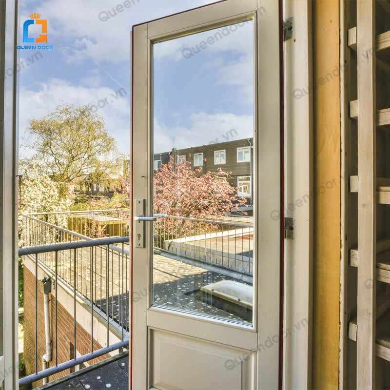 Ứng dụng linh hoạt của cửa đi mở quay MQ-01 trong các công trình kiến trúc