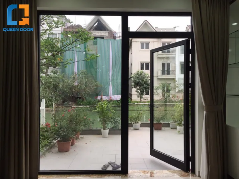 Đặc điểm nổi bật và thách thức của dòng cửa mở quay