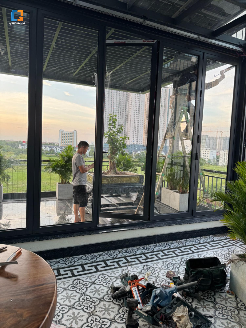 So sánh cửa xếp trượt 5 cánh với các phương án cửa lớn khác 