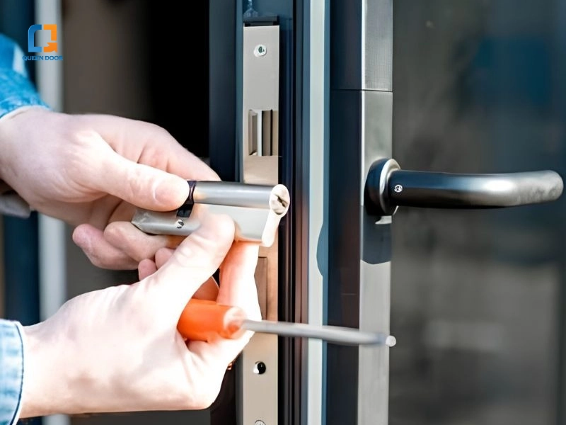 cách mở khóa cửa nhôm xingfa bị kẹt